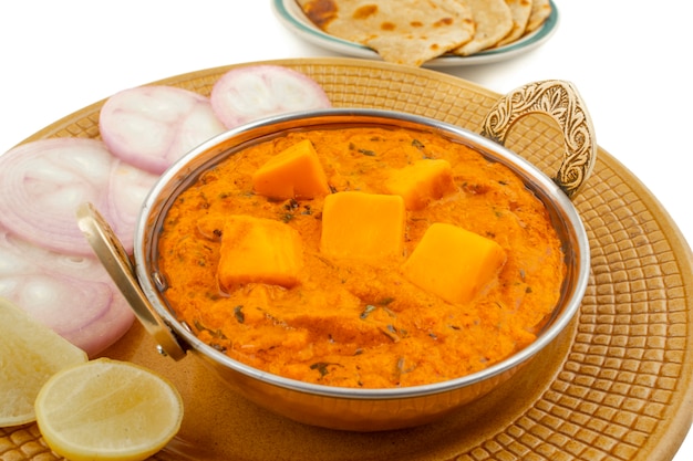 탄두리 로티를 곁들인 인도 인기 요리 치즈 버터 마살라