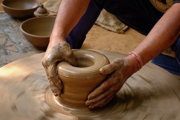 仕事でインドの陶工の手、シルパグラム、ウダイプール、ラージャスターン州、インド