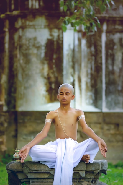 瞑想するインドの僧侶の子供