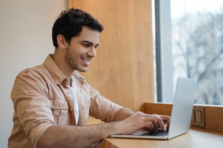 Photo indian programmer using laptop, working from home
