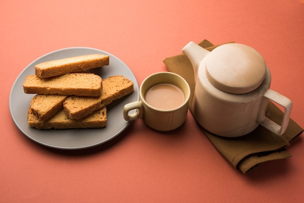 Photo indian punjabi or delhi bread or tutti fruitti flavoured toast, served with indian hot tea, selective focus texture