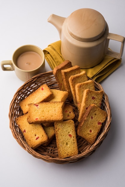 Photo indian punjabi or delhi bread or tutti fruitti flavoured toast, served with indian hot tea, selective focus texture