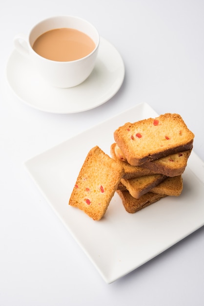 Индийский пенджаби или хлеб Дели или тост со вкусом фруктов тутти, подается с индийским горячим чаем, текстура выборочного фокуса