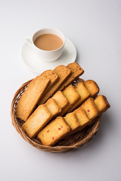 Photo indian punjabi or delhi bread or tutti fruitti flavoured toast, served with indian hot tea, selective focus texture