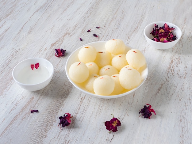 그릇에 인도 Rasgulla 디저트 제공