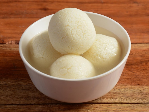 Photo indian rasgulla or dry rosogulla dessert sweet served in a bowl selective focus