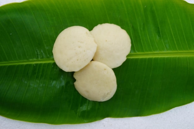 인도 쌀 케이크 또는 흰색 배경에 고립 된 바나나 잎에 한가롭게 제공