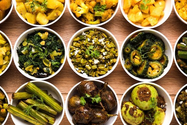 Foto sabzi indiano, ricette fritte di verdure servite in una ciotola bianca su una superficie lunatica o colorata. messa a fuoco selettiva