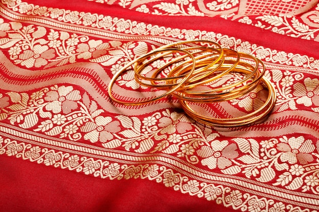 Sari indiani con bracciali d'oro