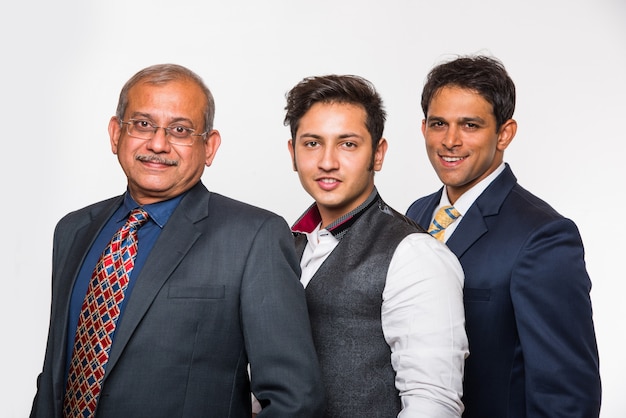 Индийские умные деловые люди или юрист в костюме, стоя как команда, изолированные на белом фоне, глядя в камеру