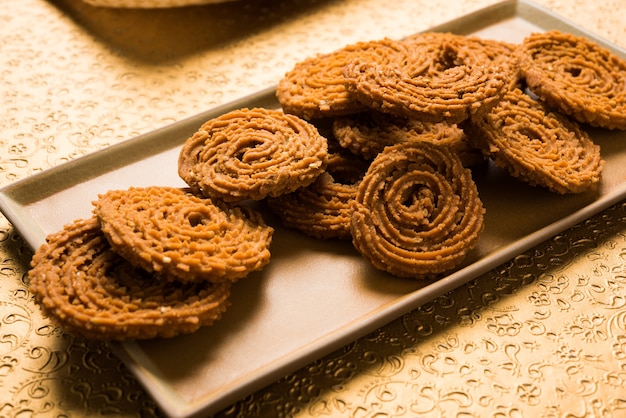 인도 스낵 차클리 또는 렌즈콩 가루 반죽을 튀긴 부분으로 만든 차칼리