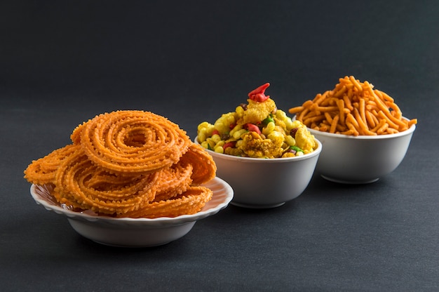 Photo indian snack : chakli, chakali or murukku and besan (gram flour) sev and chivada or chiwada. diwali food