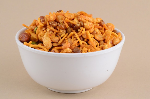 Photo indian snacks : mixture (roasted nuts with salt pepper masala, pulses, channa masala dal green peas) in blue bowl in