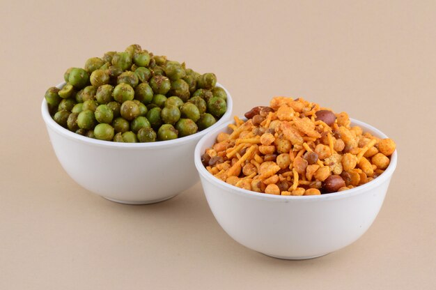 Photo indian snacks : mixture and spiced fried green peas