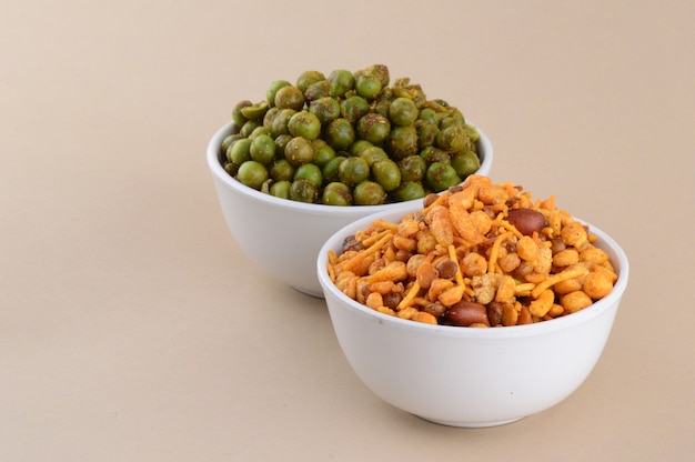 Photo indian snacks : mixture and spiced fried green peas