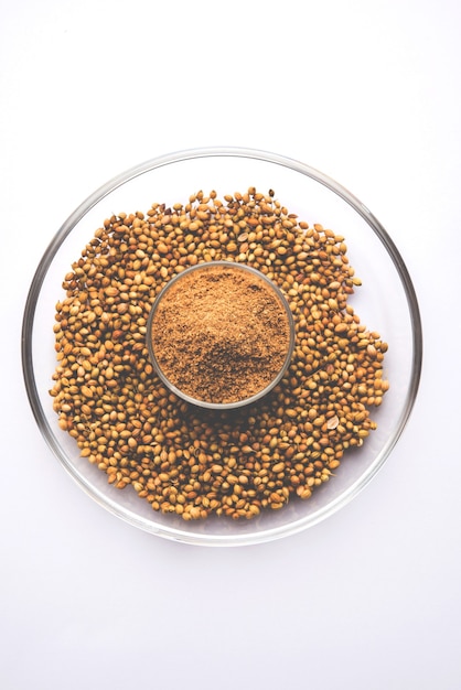 Photo indian spice heap of coriander or dhaniya powder with chinese parsley dried seeds, selective focus