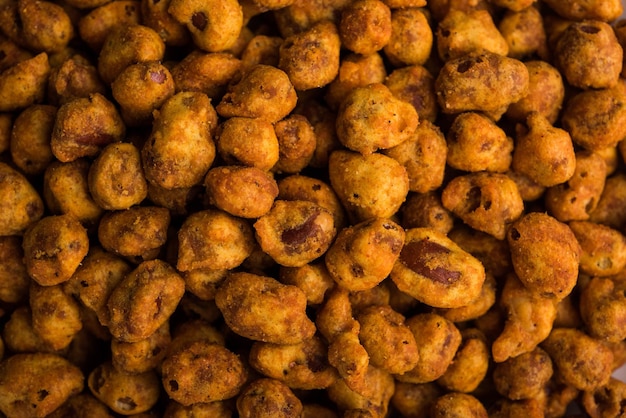 Photo indian spiced coated fried and crunchy masala peanut. popular namkeen snack. served in plate of bowl. selective focus