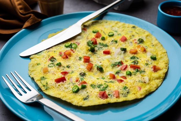 Foto indian spiced masala omelet gevuld met verse groente gezonde maaltijd