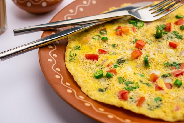 Foto indian spiced masala omelet gevuld met verse groente gezonde maaltijd