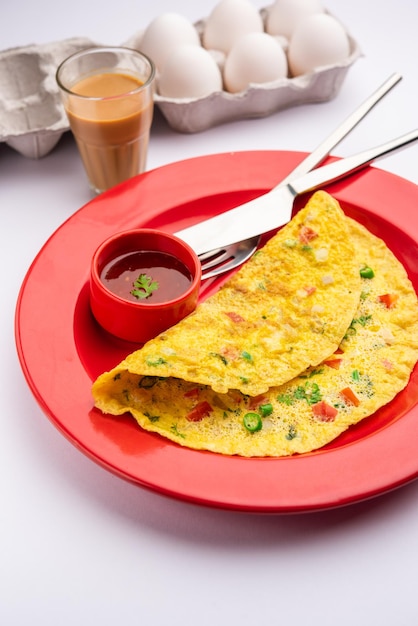 Indian Spiced Masala Omelet gevuld met verse groente gezonde maaltijd