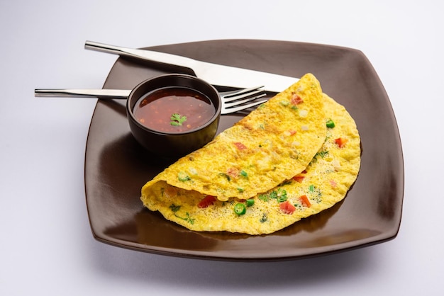 Indian Spiced Masala Omelet gevuld met verse groente gezonde maaltijd