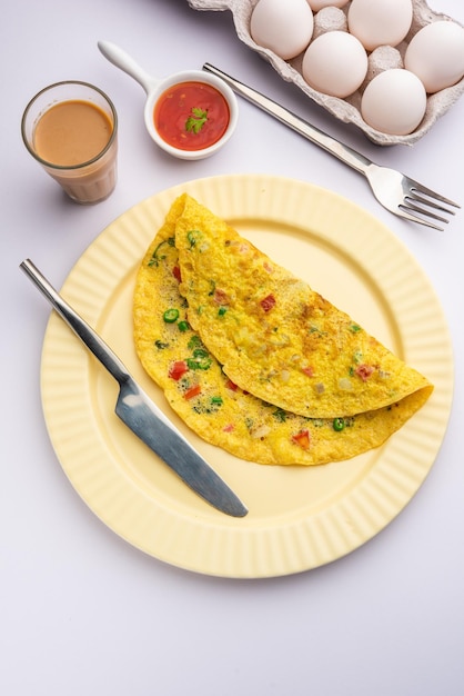 Indian Spiced Masala Omelet gevuld met verse groente gezonde maaltijd