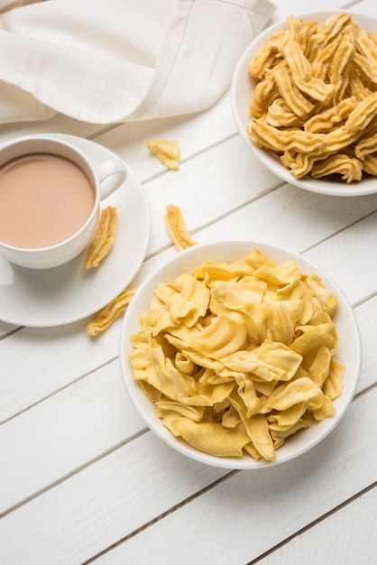 Indian Spicy Namkeen Food Ghatiya en papdi, ook bekend als Ganthiya of Gathiya, zijn gefrituurde snacks gemaakt van kikkererwtenmeel. Ze zijn een populaire theetijdsnack in Gujarat