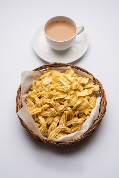 Photo indian spicy namkeen food ghatiya and papdi also know as ganthiya or gathiya are deep fried snack made from chickpea flour. they are a popular teatime snack in gujarat