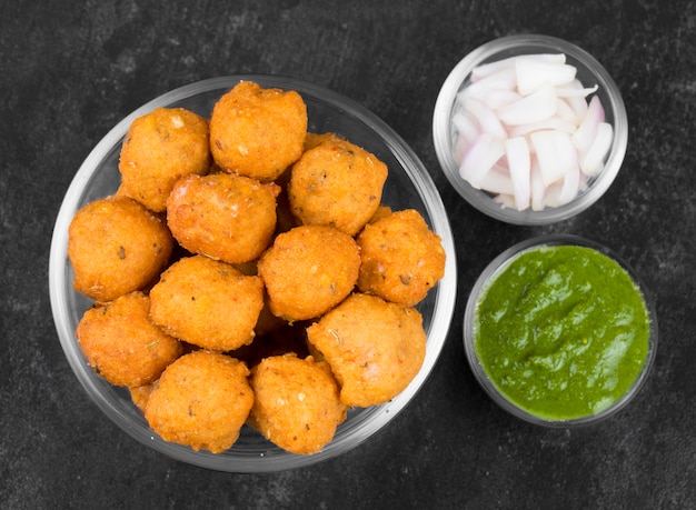 Photo indian spicy street food dal vada on black background