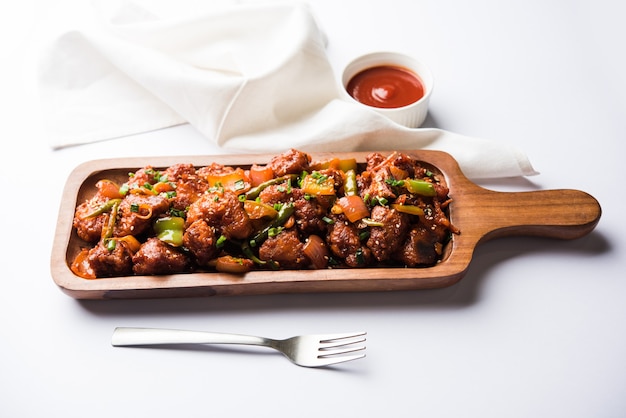 접시에 담긴 인도식 스타터 칠리 치킨. 선택적 초점