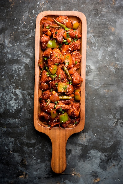 Antipasto indiano di pollo al peperoncino, servito in un piatto