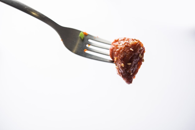 Photo indian starter chilli chicken, served in a plate