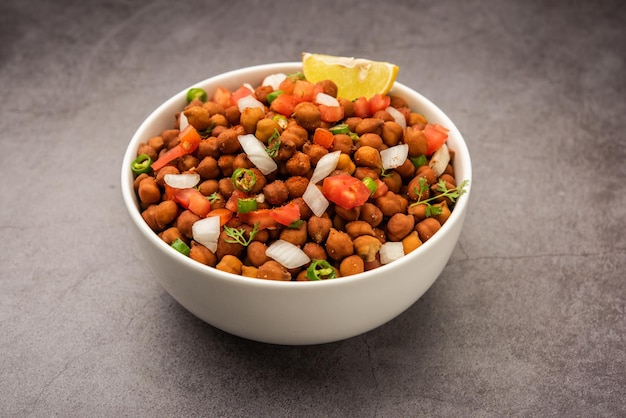 Photo indian street breakfast chana chaat also know as chana masala chola chana chaat