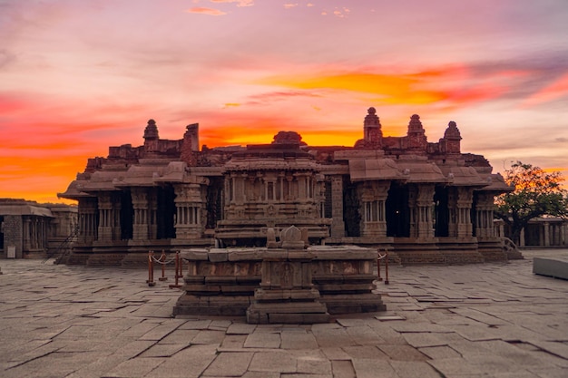 小さな寺院にあるインドの建造物