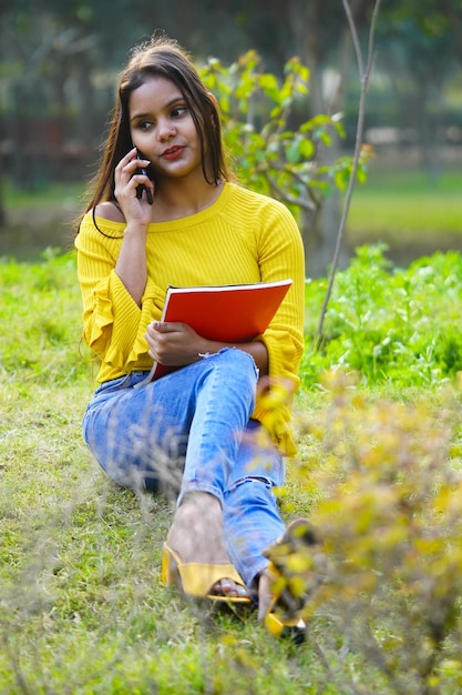 屋外で勉強しているインドの学生