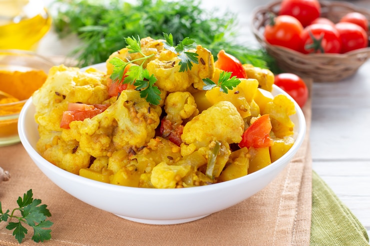 Foto indian style bloemkool en aardappel curry, aloo gobi - vegetarische groenteschotel