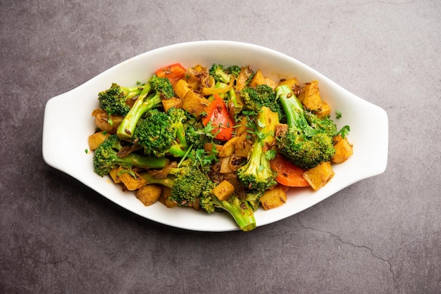 Photo indian style broccoli and aloo poriyal or south indian broccoli and potato stir fry vegetable recipe