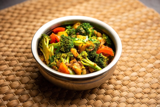 Photo indian style broccoli and aloo poriyal or south indian broccoli and potato stir fry vegetable recipe