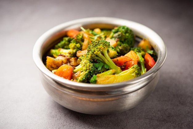 Брокколи в индийском стиле и алоо пориял или южно-индийский рецепт брокколи и картофеля, обжаренный с овощами