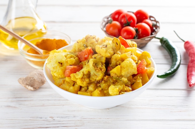 Cavolfiore stile indiano e curry di patate, aloo gobi - piatto di verdure vegetariano