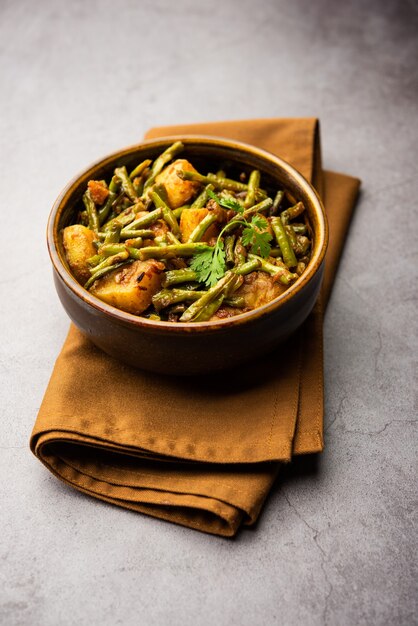 インド風のChawliAloo subjiまたはsabzi、長豆とジャガイモのドライフライ、ボウルに入れて提供、選択的な焦点