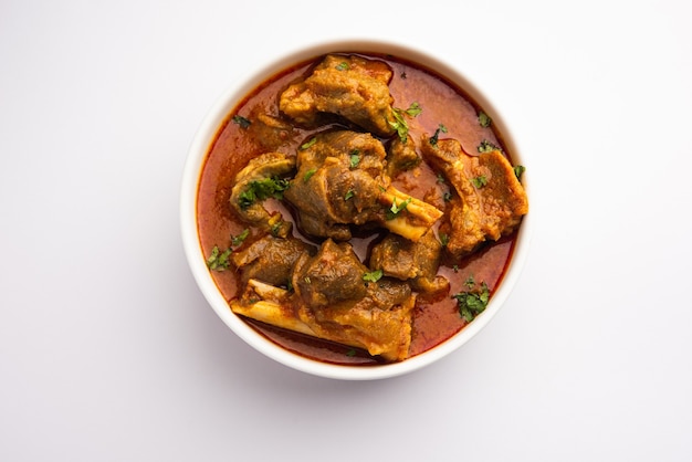 Photo indian style meat dish or mutton or gosht masala or lamb rogan josh served in a bowl, selective focus