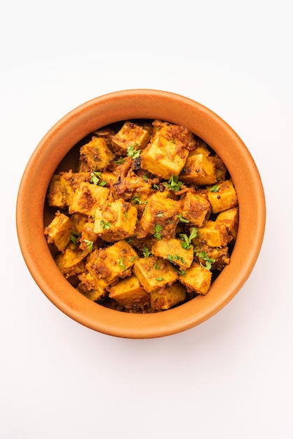 Photo indian style suran sabzi or jimikand sabji also known as elephant foot yam or ole stir fried recipe