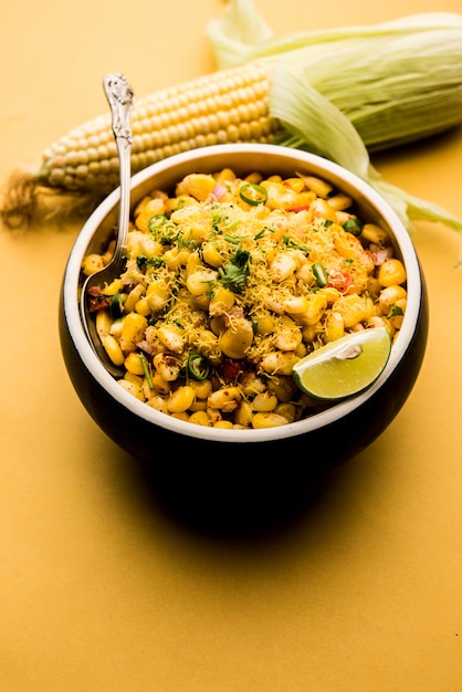 Indian Sweet Corn ChatまたはChatは、簡単に作ることができるスナックレシピで、ボウルまたはプレートで提供されます。セレクティブフォーカス