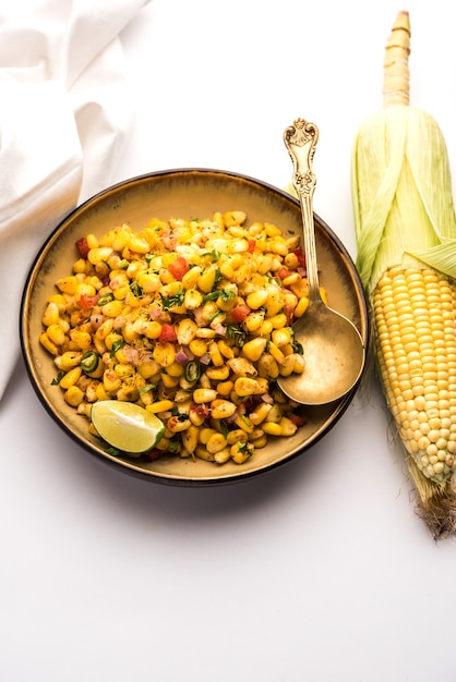 Indian Sweet Corn ChatまたはChatは、簡単に作ることができるスナックレシピで、ボウルまたはプレートで提供されます。セレクティブフォーカス