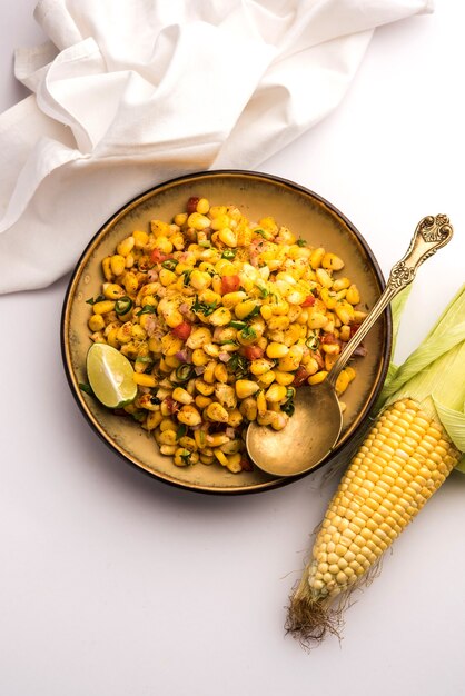 Indian Sweet Corn ChatまたはChatは、簡単に作ることができるスナックレシピで、ボウルまたはプレートで提供されます。セレクティブフォーカス