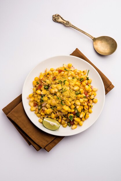 Indian Sweet Corn Chat 또는 Chat은 쉽게 만들 수 있는 스낵 레시피로 그릇이나 접시에 제공됩니다. 선택적 초점