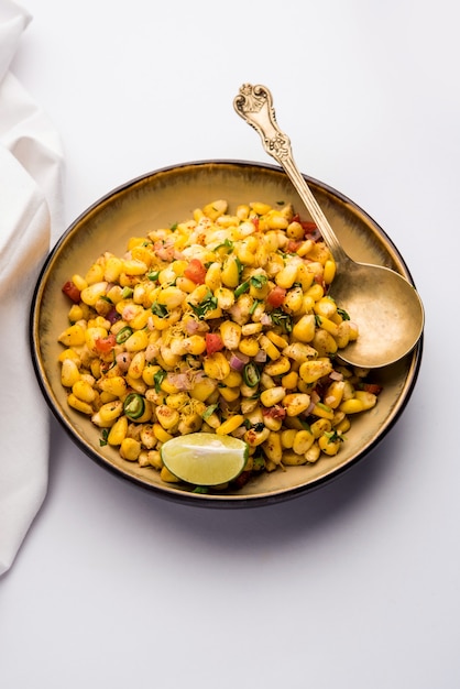 Indian Sweet Corn Chat of Chat is een eenvoudig te maken snackrecept, geserveerd in een kom of bord. Selectieve focus