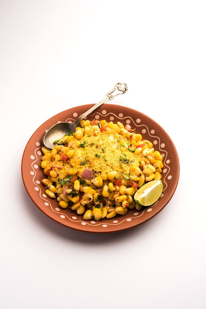Indian Sweet Corn Chat of Chat is een eenvoudig te maken snackrecept, geserveerd in een kom of bord. Selectieve focus