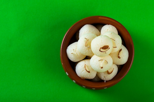 인도 달콤한 또는 디저트-Rasgulla, 녹색 배경에 점토 그릇에 유명한 벵골어 달콤한